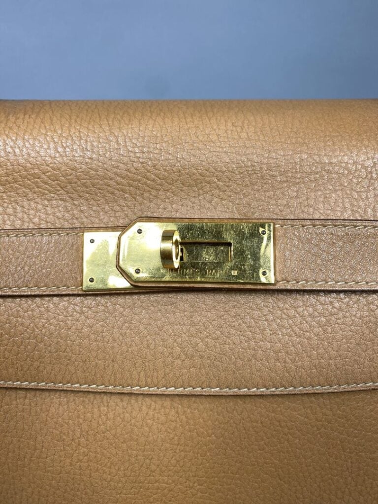 HERMES - Année 1993 - Sac « Kelly retourné » 40 cm en cuir beige, attributs dor…