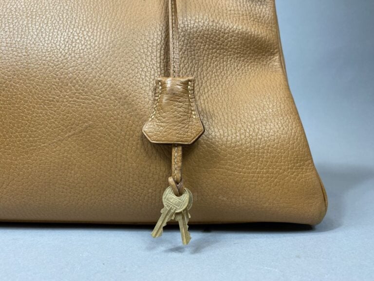 HERMES - Année 1993 - Sac « Kelly retourné » 40 cm en cuir beige, attributs dor…