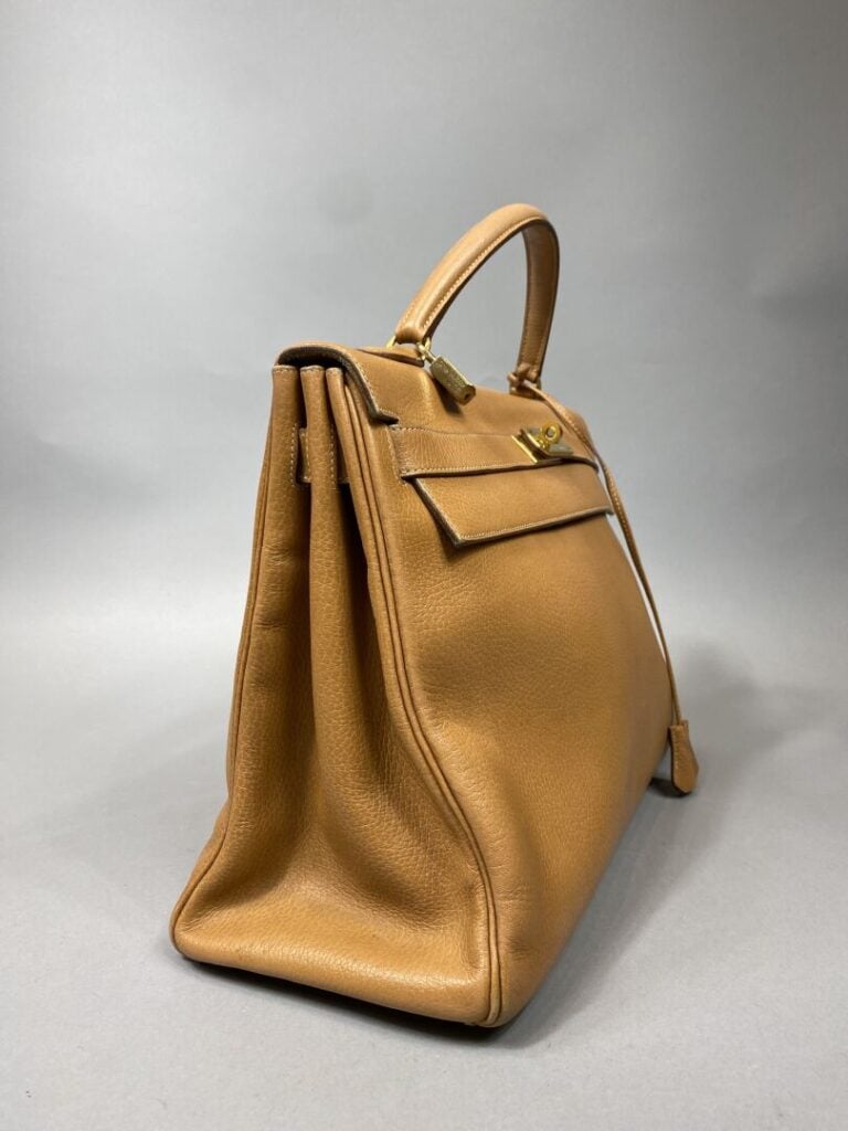 HERMES - Année 1993 - Sac « Kelly retourné » 40 cm en cuir beige, attributs dor…