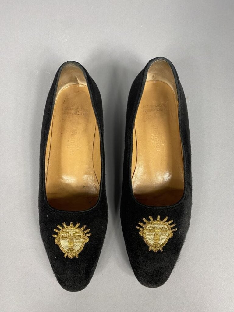HERMES - Ballerines en daim noir à bout arrondi ornées d'un soleil doré brodé -…