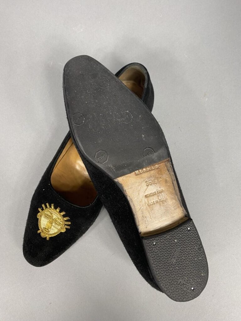 HERMES - Ballerines en daim noir à bout arrondi ornées d'un soleil doré brodé -…
