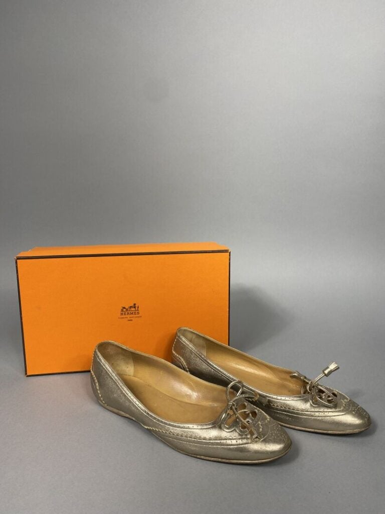 HERMÈS - Ballerines « Kloe » en cuir platine, bout fleuri à pompons. - Pointure…