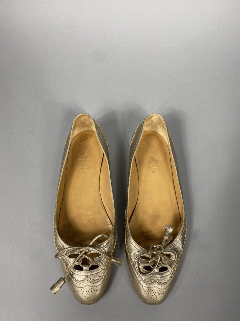 HERMÈS - Ballerines « Kloe » en cuir platine, bout fleuri à pompons. - Pointure…