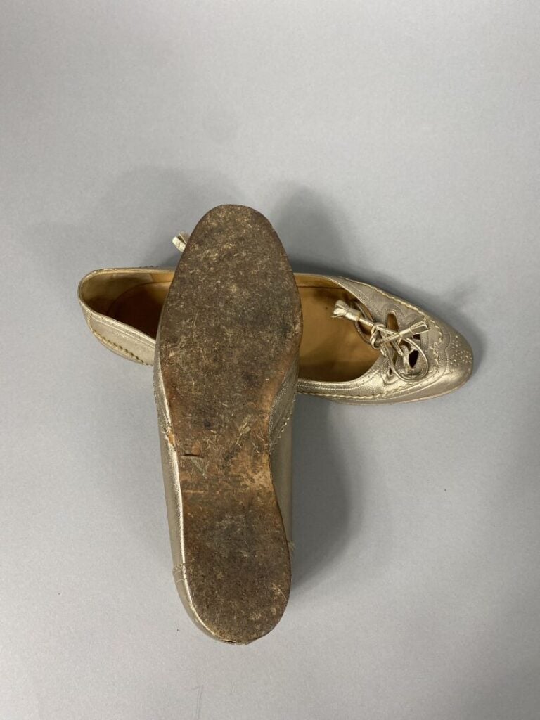 HERMÈS - Ballerines « Kloe » en cuir platine, bout fleuri à pompons. - Pointure…