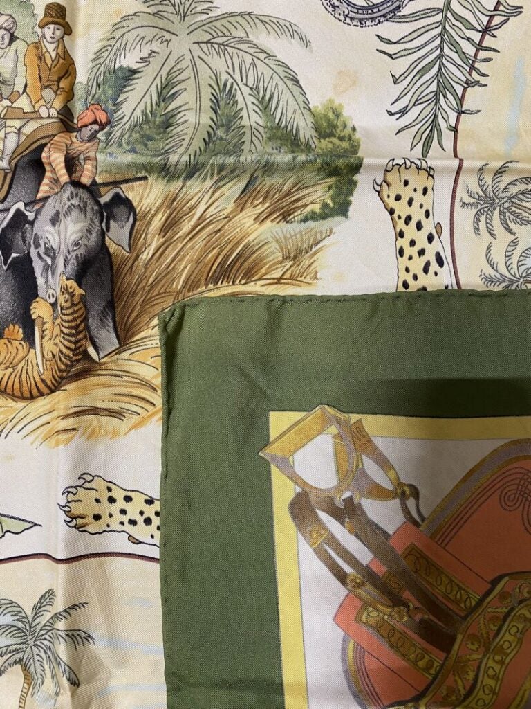 HERMÈS - Carré en soie « Chasses exotiques » par Philippe Ledoux, fond crème, b…
