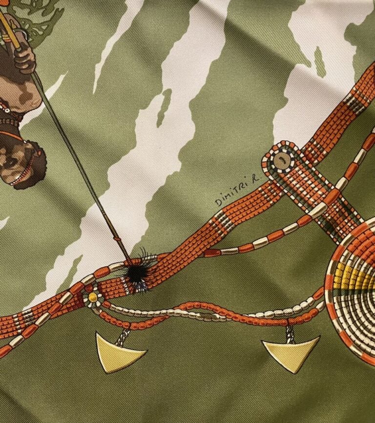 HERMÈS - Carré en twill de soie à décor imprimé sur fond vert kaki titré "Perle…