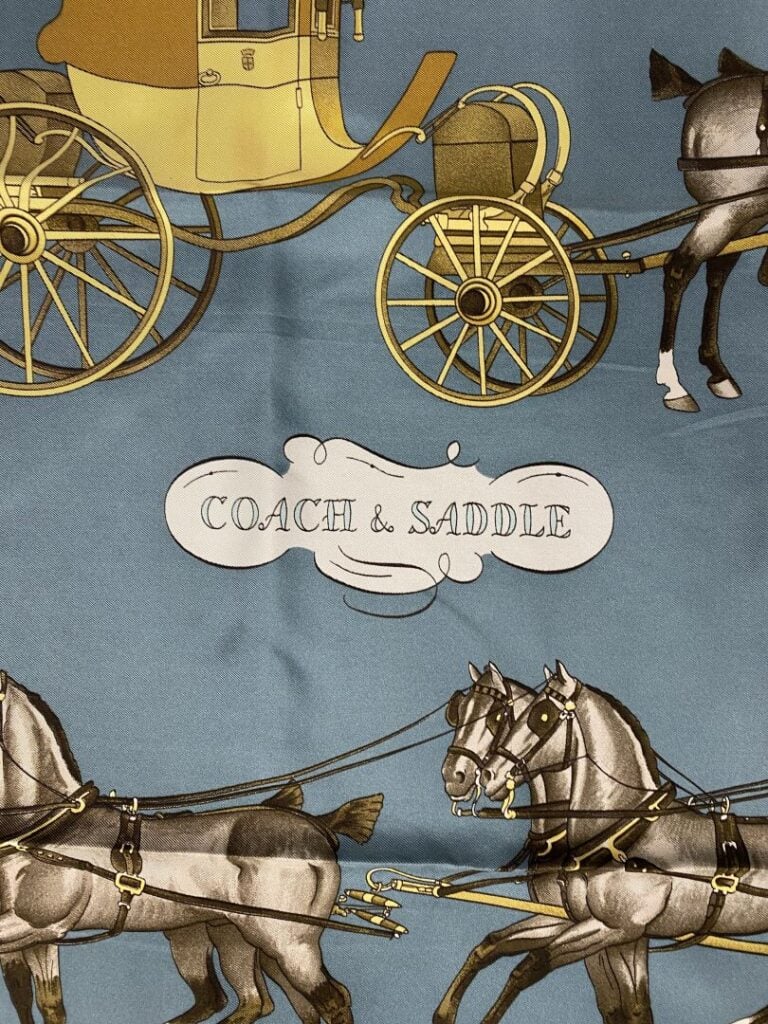 HERMÈS - Carré en twill de soie à décor imprimé titré "Coach & Saddle" sur fond…