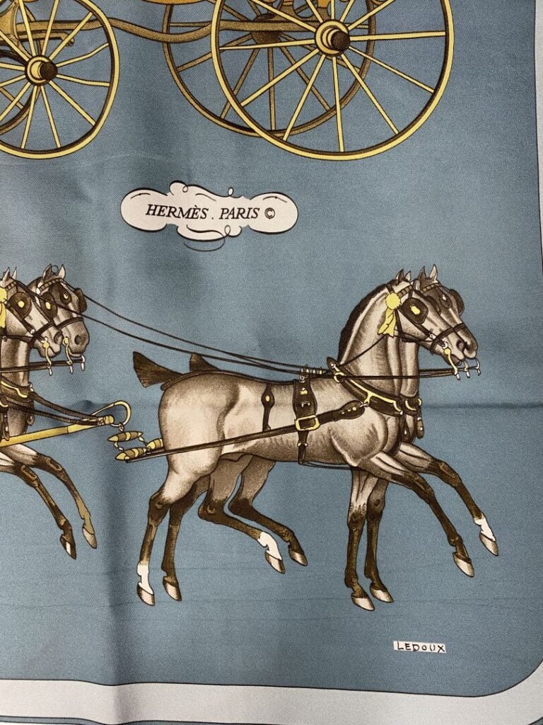HERMÈS - Carré en twill de soie à décor imprimé titré "Coach & Saddle" sur fond…