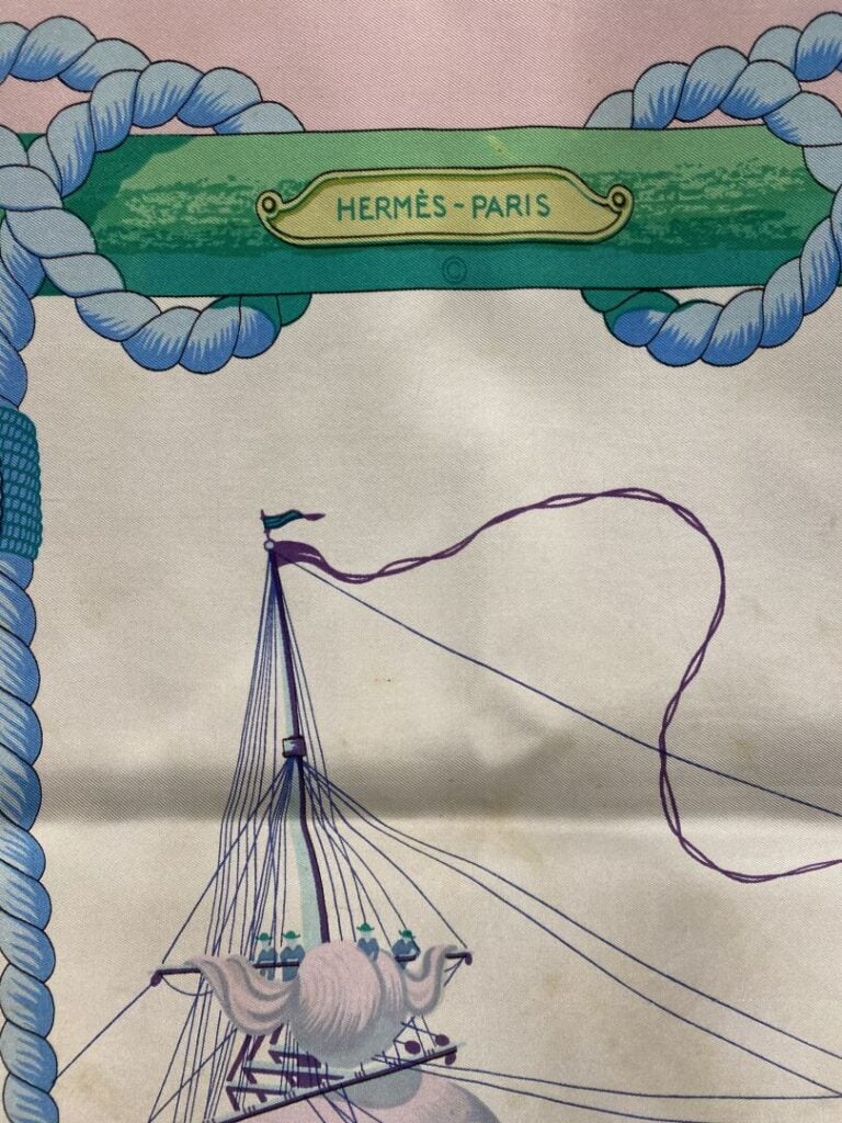 HERMÈS - Carré en twill de soie à décor imprimé titré "Tribord" sur fond ivoire…