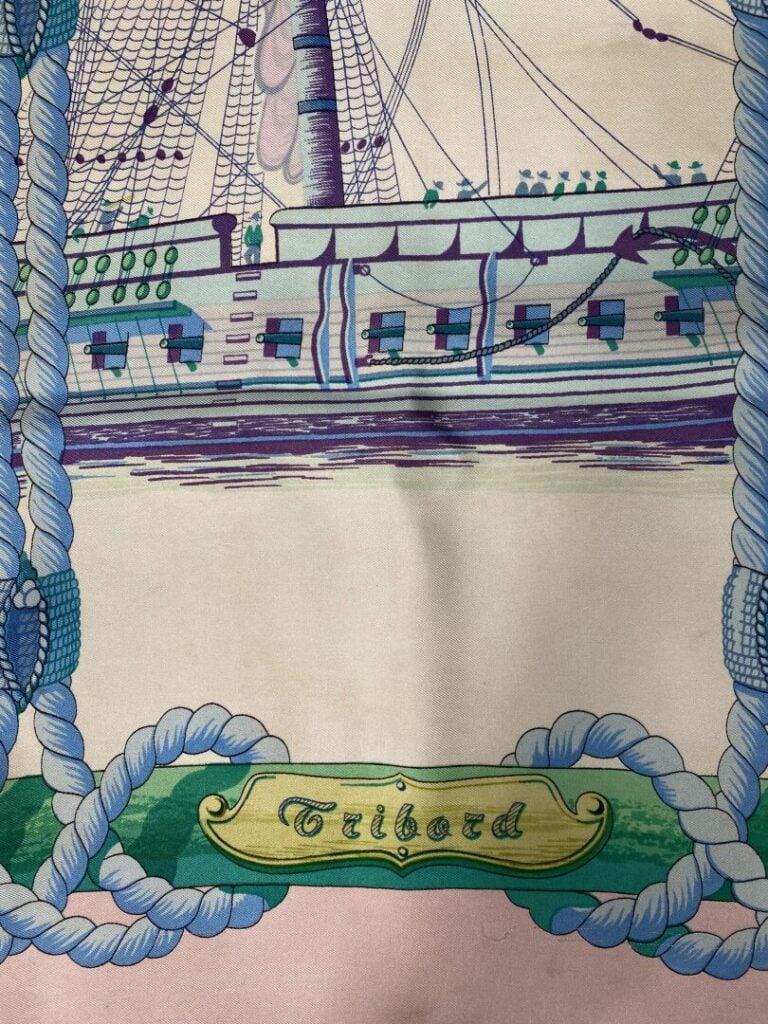 HERMÈS - Carré en twill de soie à décor imprimé titré "Tribord" sur fond ivoire…