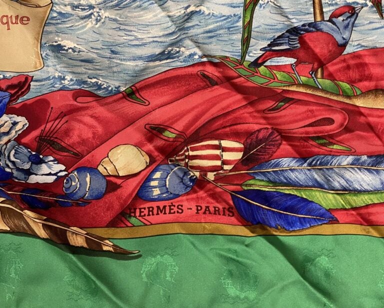 HERMÈS - Carré en twill de soie verte titré "Christophe Colomb découvre l'Améri…