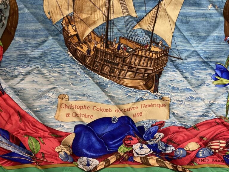 HERMÈS - Carré en twill de soie verte titré "Christophe Colomb découvre l'Améri…