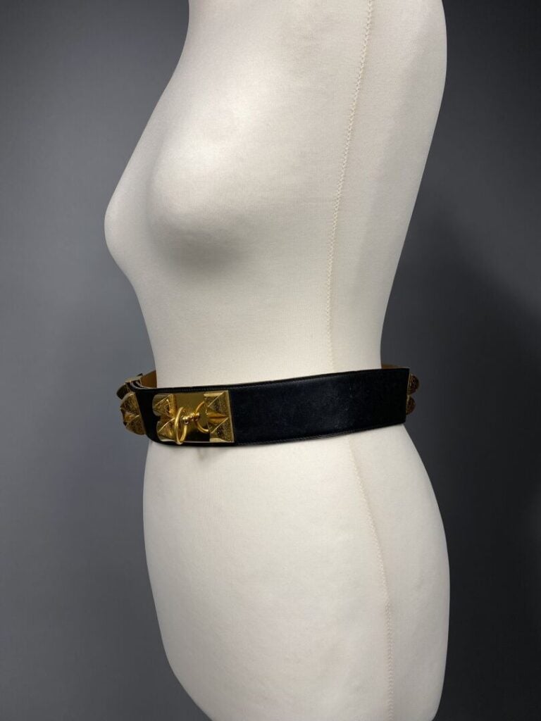 HERMÈS - Ceinture « Collier de chien » en cuir noir garniture plaqué or - L : 9…