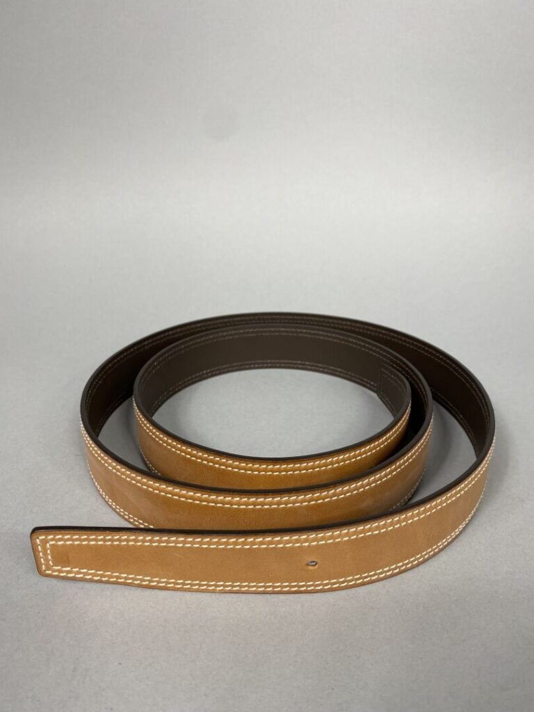 HERMES - Ceinture homme en cuir camel à surpiqûres avec boucle "H au carré" en…
