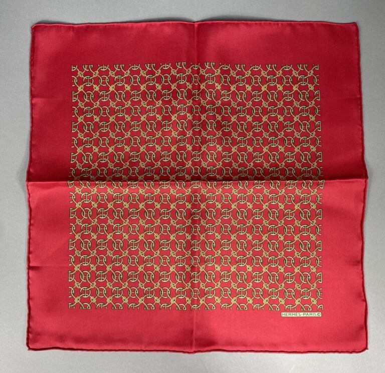 HERMÈS - Ensemble de deux pochettes homme en twill de soie rouge, l'un à décor…