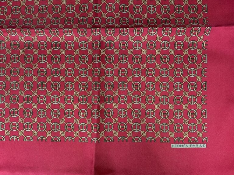HERMÈS - Ensemble de deux pochettes homme en twill de soie rouge, l'un à décor…