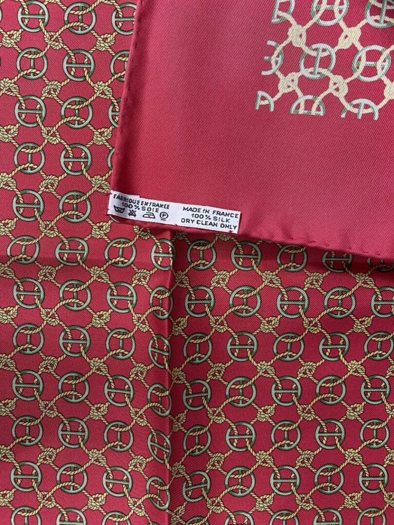 HERMÈS - Ensemble de deux pochettes homme en twill de soie rouge, l'un à décor…