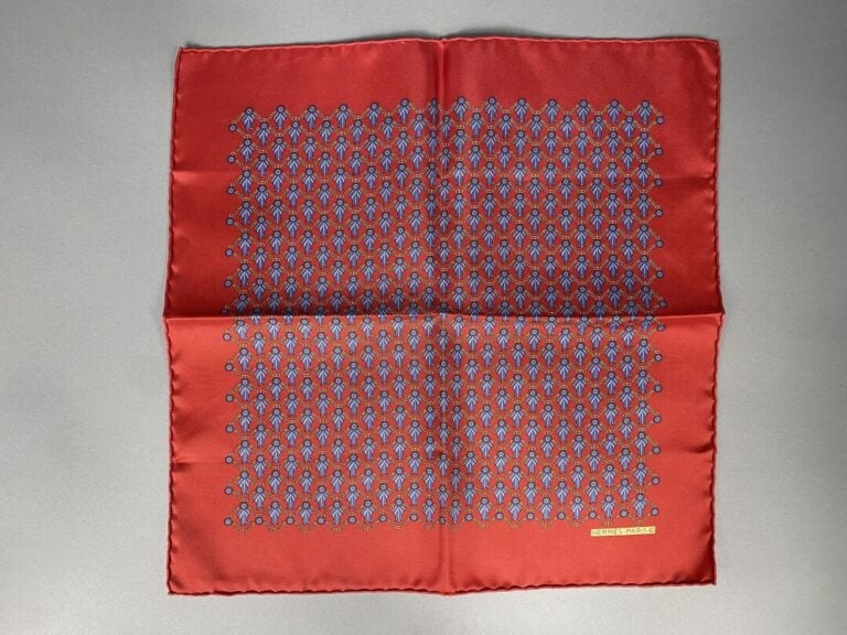 HERMÈS - Ensemble de deux pochettes homme en twill de soie rouge, l'un à décor…