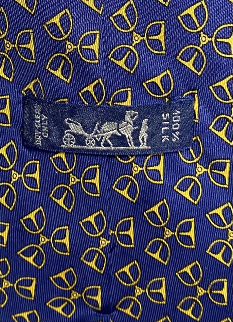 HERMÈS - Lot de 5 cravates en soie à décor imprimé de motifs d'étriers, ceintur…