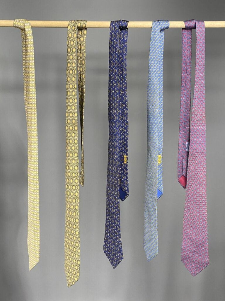 HERMÈS - Lot de 5 cravates en soie à décor imprimé de motifs d'étriers, ceintur…