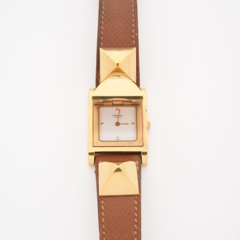 HERMÈS - Montre « Médor » plaquée or et bracelet en cuir gold, mouvement quartz…