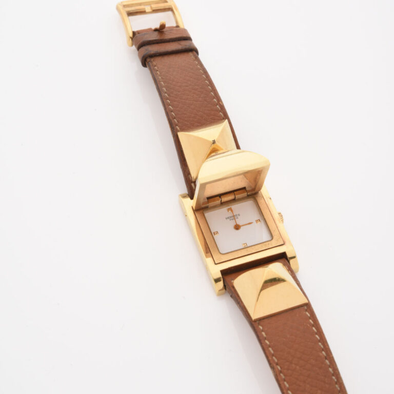 HERMÈS - Montre « Médor » plaquée or et bracelet en cuir gold, mouvement quartz…