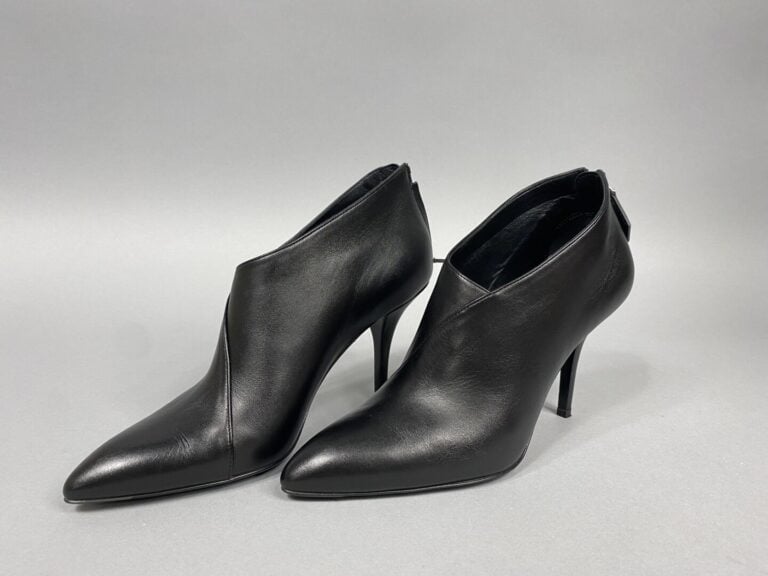 HERMES - Paire de bottines basses à bout pointu en cuir noir, fermeture zippée…