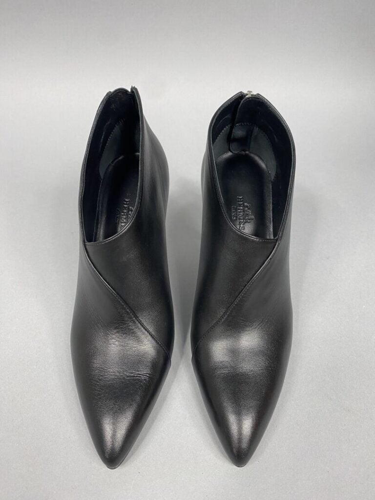 HERMES - Paire de bottines basses à bout pointu en cuir noir, fermeture zippée…