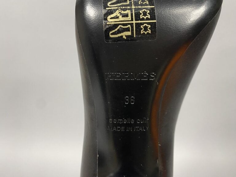 HERMES - Paire de bottines basses à bout pointu en cuir noir, fermeture zippée…