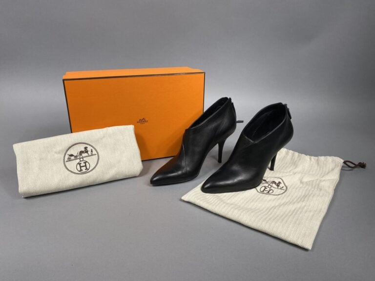 HERMES - Paire de bottines basses à bout pointu en cuir noir, fermeture zippée…
