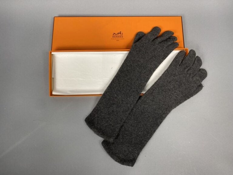 HERMES - Paire de longs gants en cachemire gris - Avec boîte de la maison