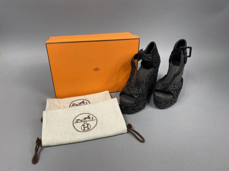HERMES - Paire de sandales compensées à brides en cuir et daim noir tressé, ouv…