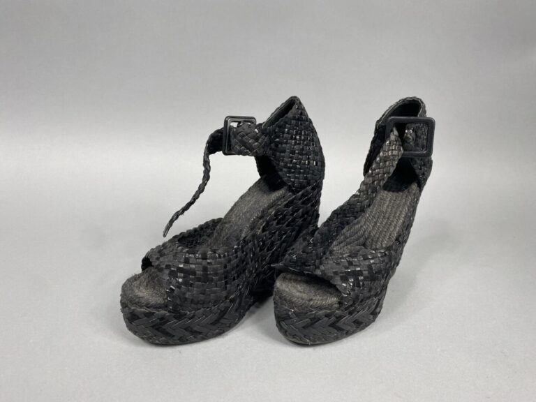 HERMES - Paire de sandales compensées à brides en cuir et daim noir tressé, ouv…