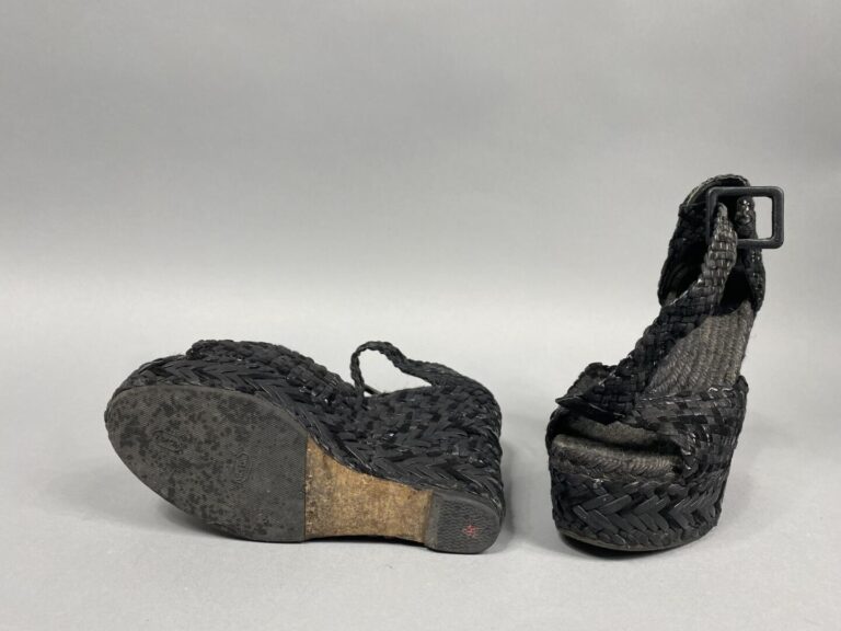 HERMES - Paire de sandales compensées à brides en cuir et daim noir tressé, ouv…