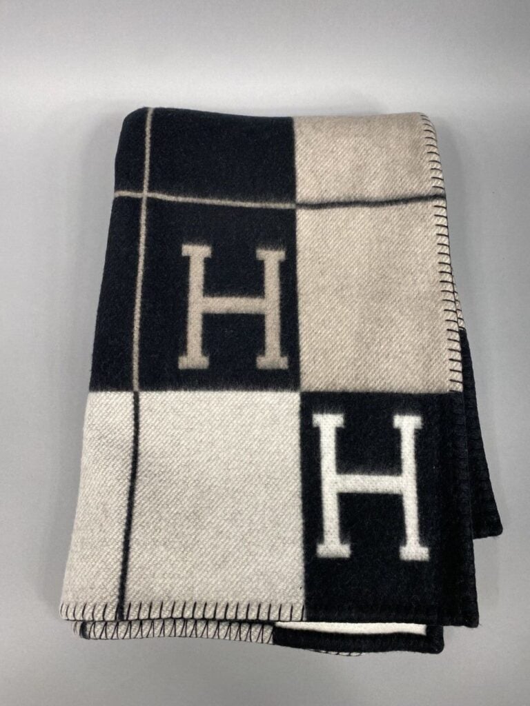 HERMES - Plaid modèle "Avalon" en laine et cachemire dans les tons gris et noir…