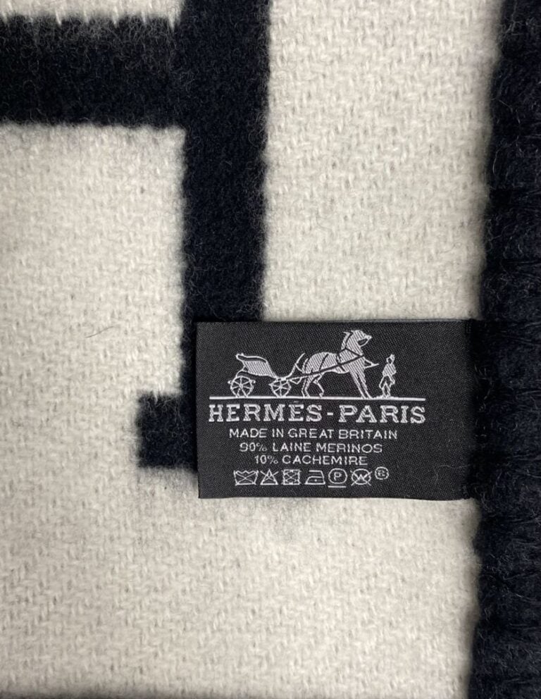 HERMES - Plaid modèle "Avalon" en laine et cachemire dans les tons gris et noir…