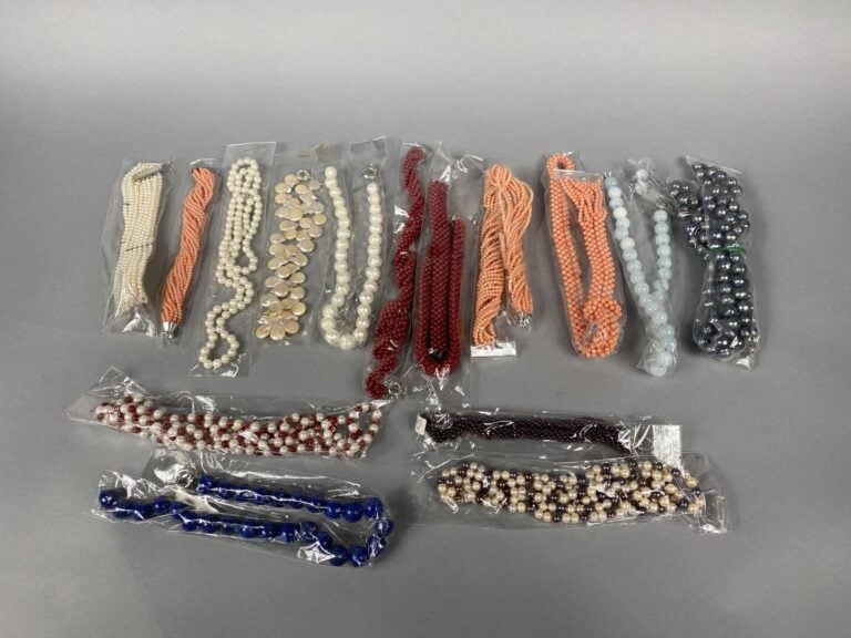 Important ensemble de bijoux fantaisie, perles de culture, nacre, perles teinté…