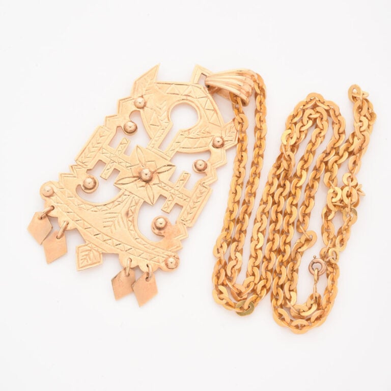 *Important pendentif en or jaune (585) ajouré et ciselé retenant des pampilles…