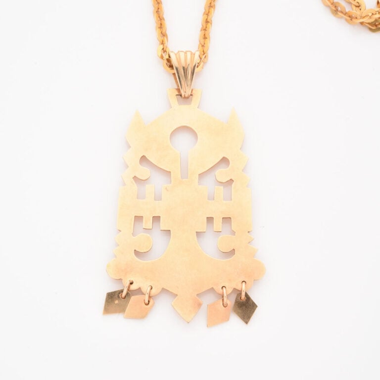 *Important pendentif en or jaune (585) ajouré et ciselé retenant des pampilles…