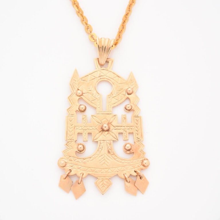 *Important pendentif en or jaune (585) ajouré et ciselé retenant des pampilles…