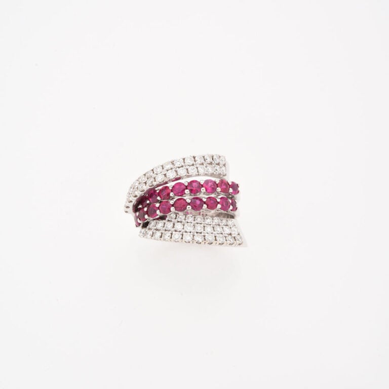 Importante bague bandeau en or gris (750) centrée de deux lignes de pierres rou…