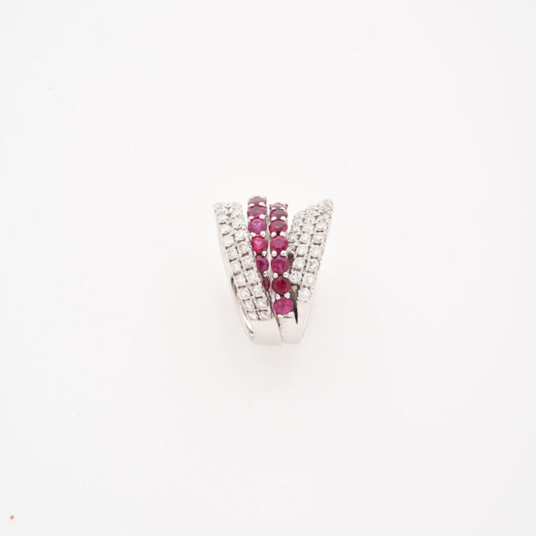 Importante bague bandeau en or gris (750) centrée de deux lignes de pierres rou…