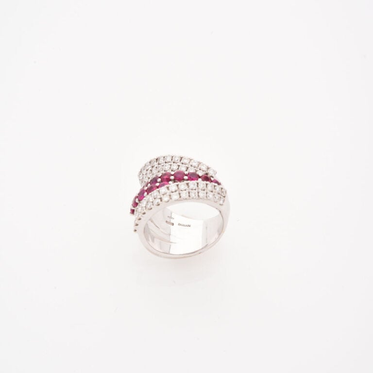 Importante bague bandeau en or gris (750) centrée de deux lignes de pierres rou…