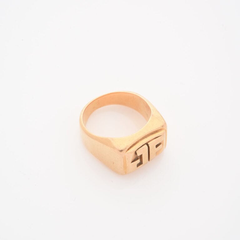 *Importante chevalière en or jaune (750) monogrammée "JF" - Poids : 21.3 g - To…