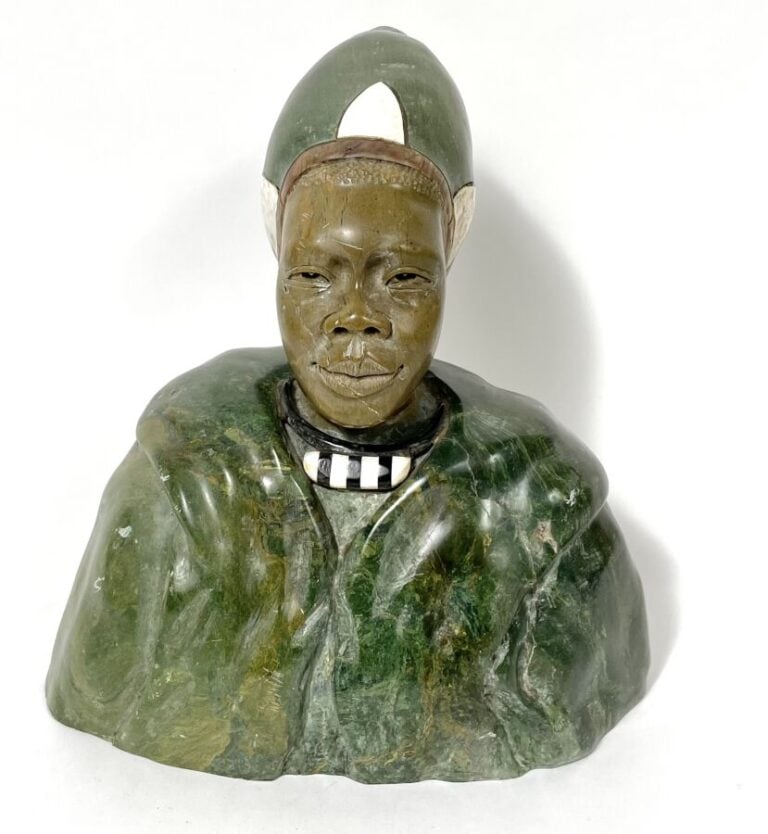 J. NTHAKO - Buste d'africain en pierres de couleurs accidents) - Hauteur : 26 c…