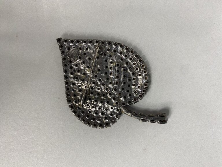 J. SABBAGH - Broche en forme de feuille pavée de strass de couleur - Signée - V…