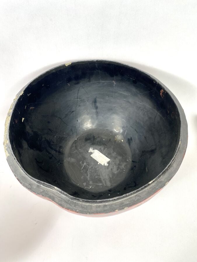 JAPON.Grande Boîte ronde en bois laqué rouge à décor de pêches de longévité, gr…