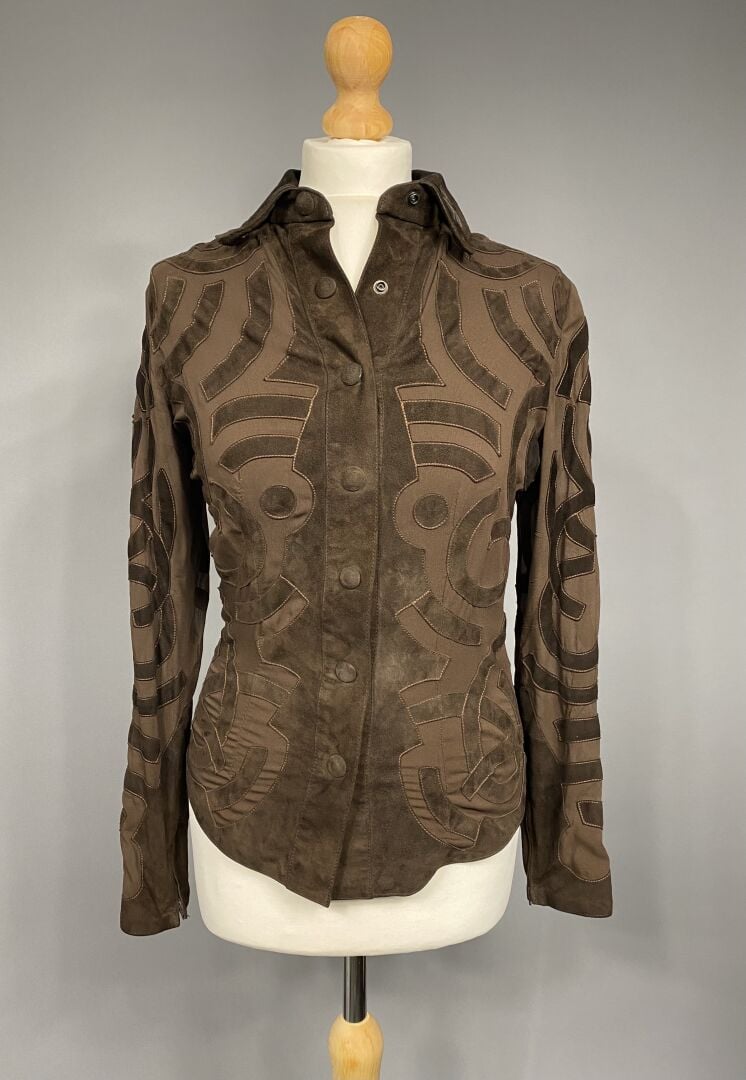 Jean-Claude JITROIS - Chemisier marron à motifs appliqués en tissu suédé, ferme…