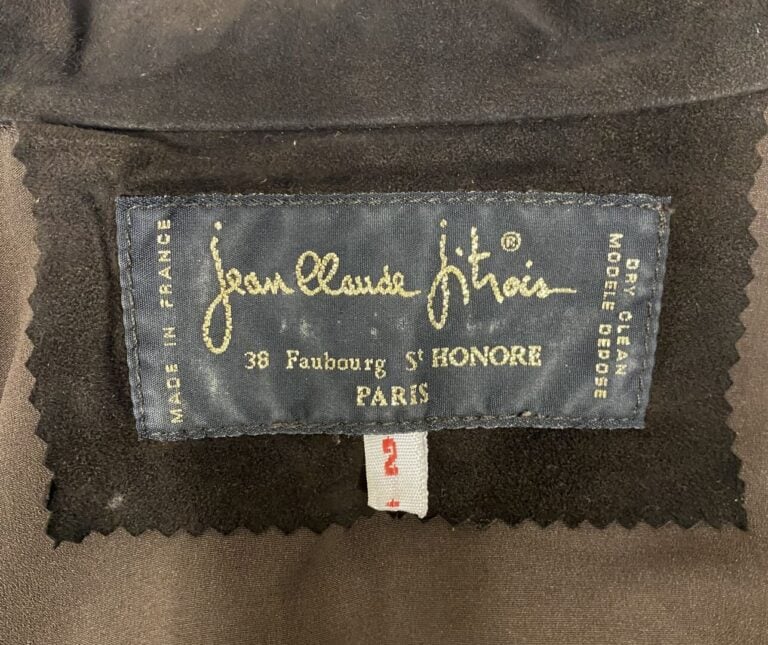 Jean-Claude JITROIS - Chemisier marron à motifs appliqués en tissu suédé, ferme…