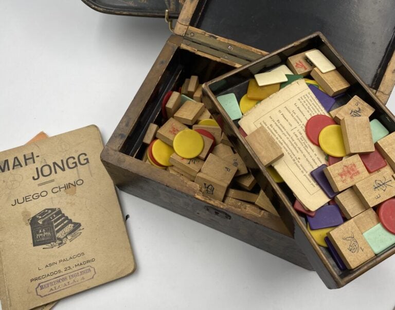 Jeu de Mah Jong dans une boite en bois laqué à décor de scènes de palais or sur…